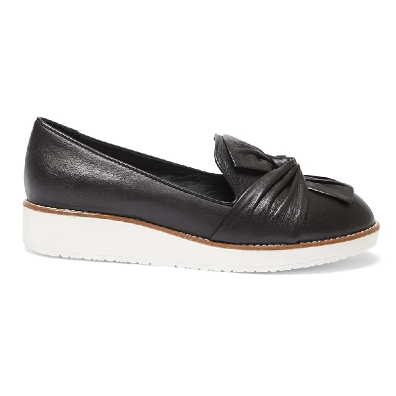 Dandy Flat in Black Leather