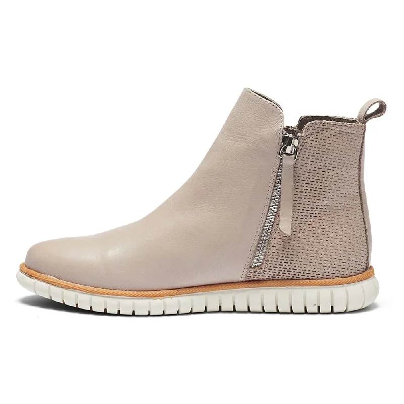 Factor Boot in Light Grey Leather