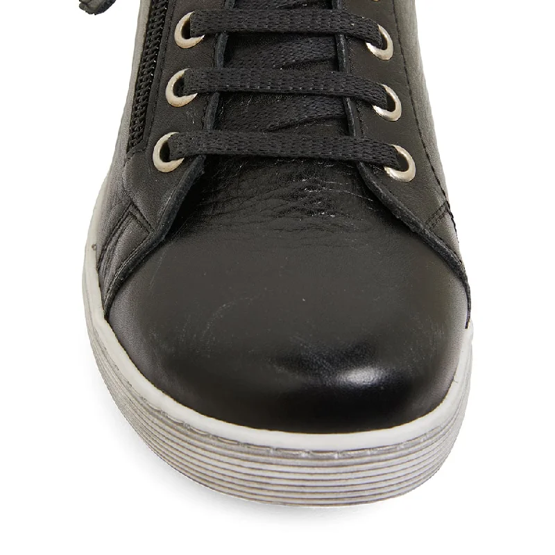 Grand Sneaker in Black Leather