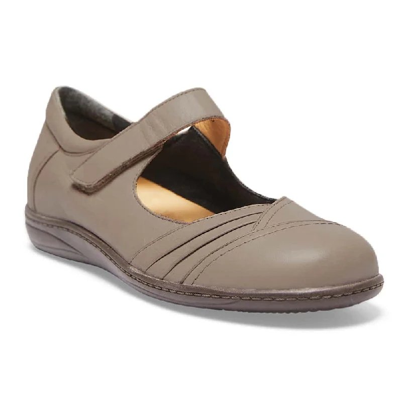 Larissa Flat in Taupe Leather