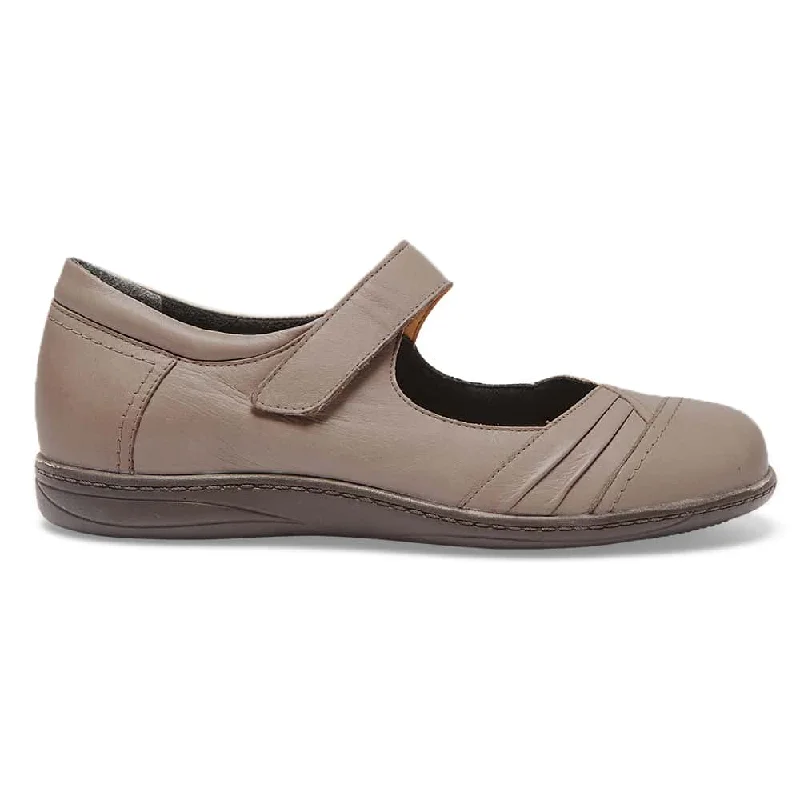 Larissa Flat in Taupe Leather