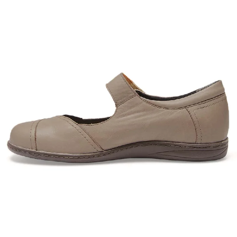 Larissa Flat in Taupe Leather