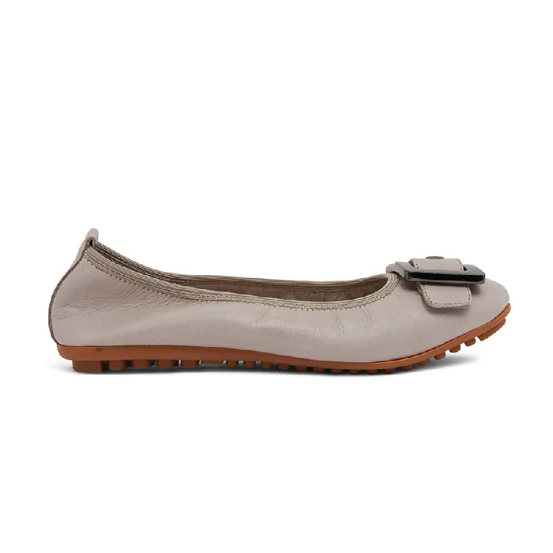 Pentagon Flat in Taupe Leather