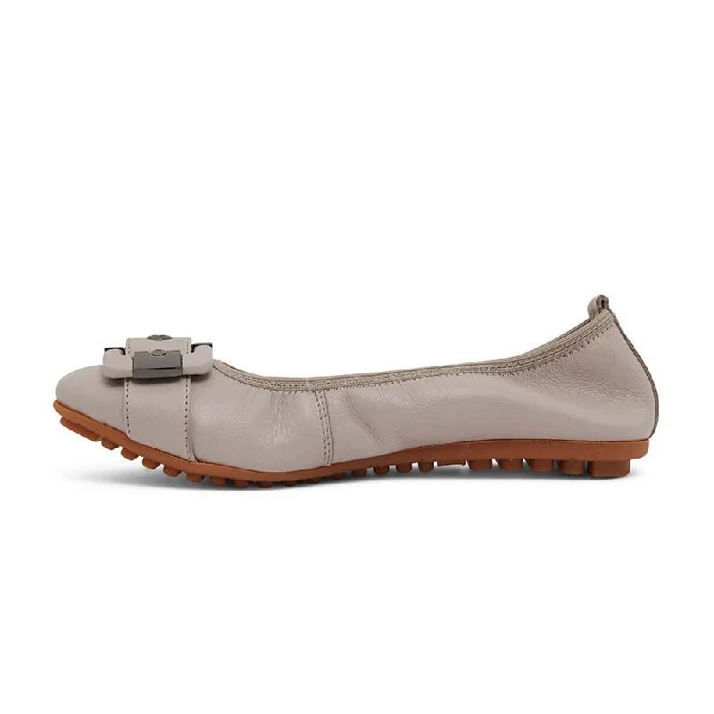 Pentagon Flat in Taupe Leather